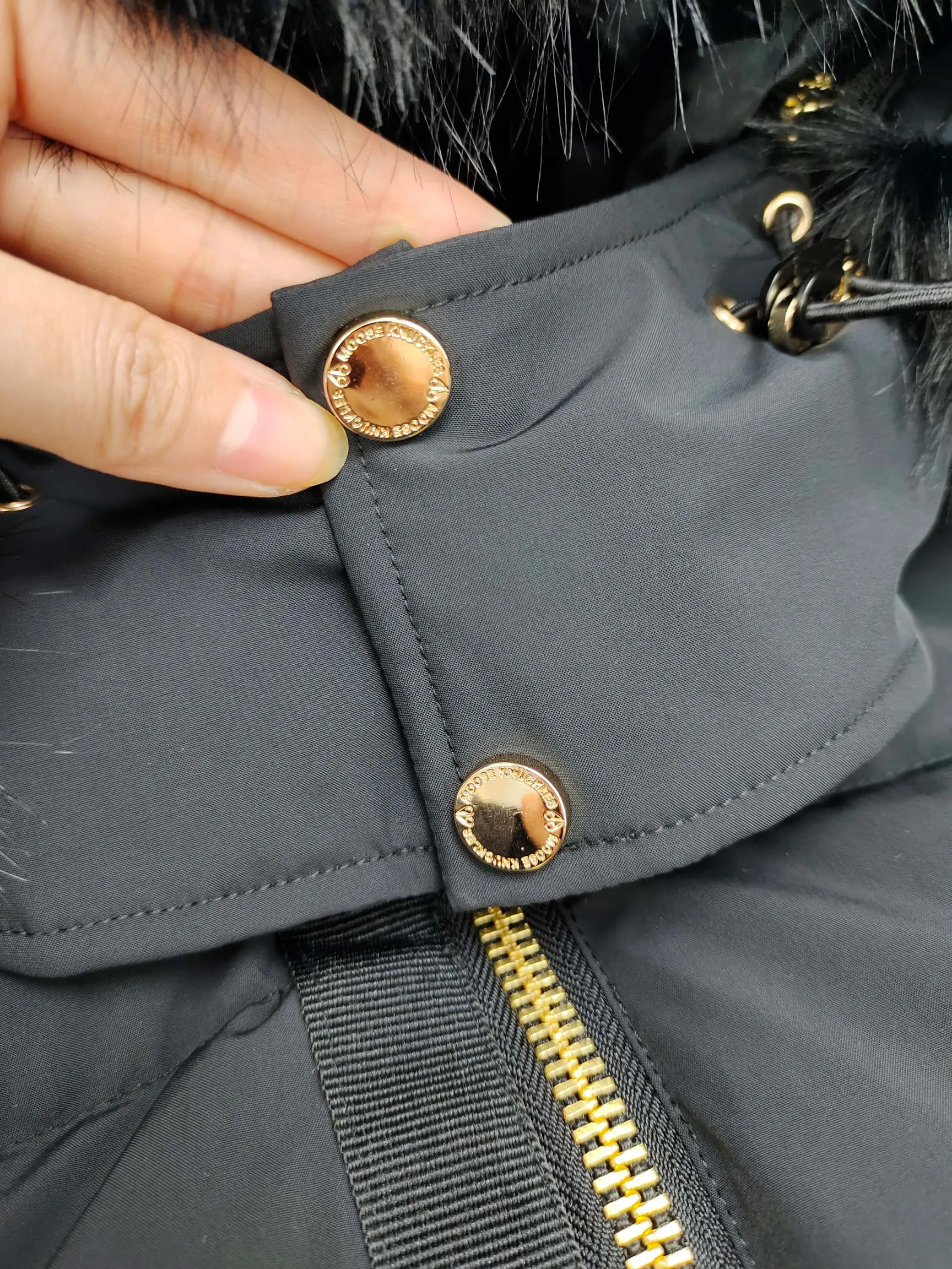 ：Y 12 Classic Moose Knuckles FW 22 12 Moose Knuckles。 ， ins 、 、 。 ， ， ！ ， ， ， ！ 12 Classic 。 ，Lightweight。 :Black Sizes: S XXL